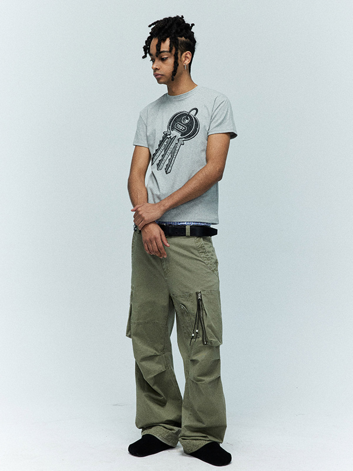 モデル画像:モデルがキー柄スリムフィット半袖Tシャツを着用