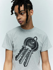 詳細画像:胸元のキー柄プリントのディテール