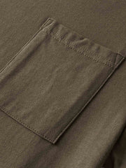 アメリカ空軍インスパイアードの半袖Tシャツの空軍バッジプリントのクローズアップ。彫印のプリント技法で施されたディテールが鮮明で、耐久性があり、衣服のプレミアムな感触を際立たせています。