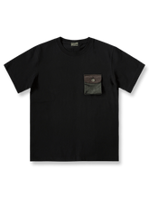 ブラックのコーデュロイパネルポケット付きクルーネックTシャツ半袖の全体像