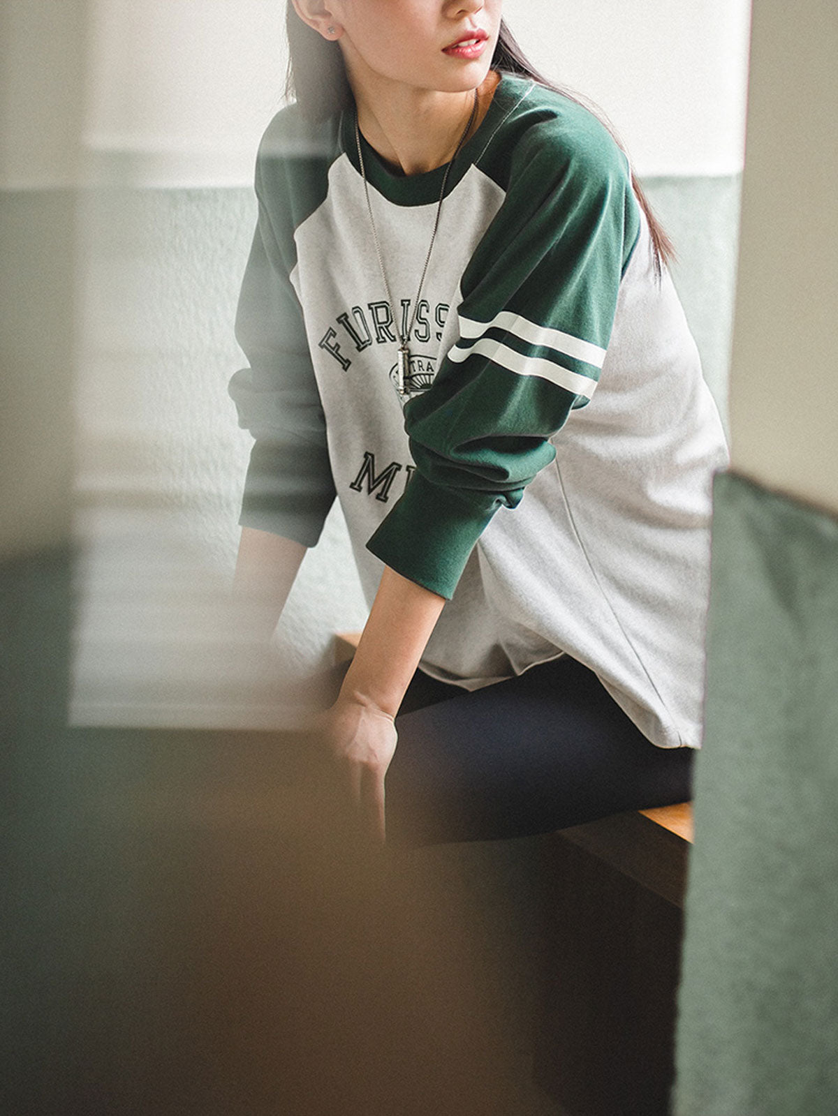 モデル画像:モデルがアメリカンビンテージ配色長袖Tシャツを着用した様子