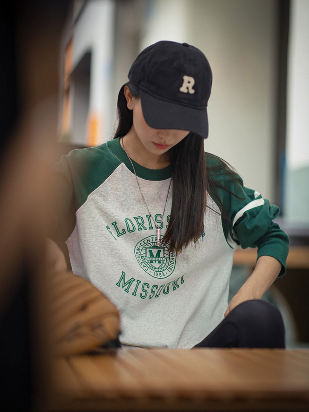 詳細画像:Tシャツのエンブレムプリントと配色袖口のディテール