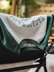 詳細画像:Tシャツのエンブレムプリントと配色袖口のディテール