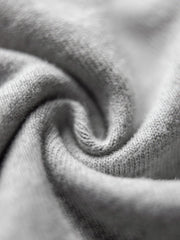 詳細画像:Tシャツのエンブレムプリントと配色袖口のディテール