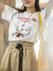 インディアン・トーテム柄コットンTシャツを着用したモデルのカジュアルなスタイル