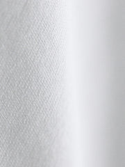 Tシャツの刺繍パッチとベルベットレタリングプリントの詳細特写