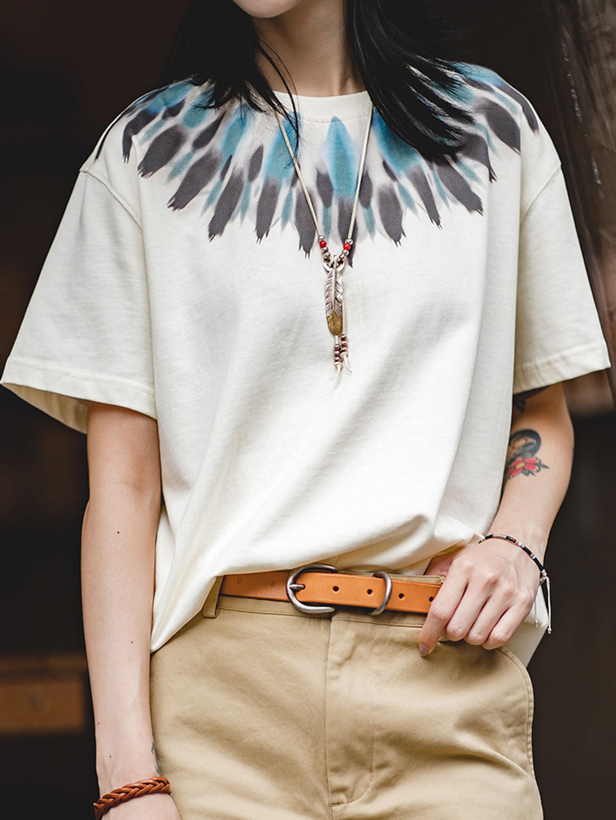 モデル画像:モデルが着用したアメリカンヴィンテージ風インディアンスタイルプリントコットンTシャツの展示