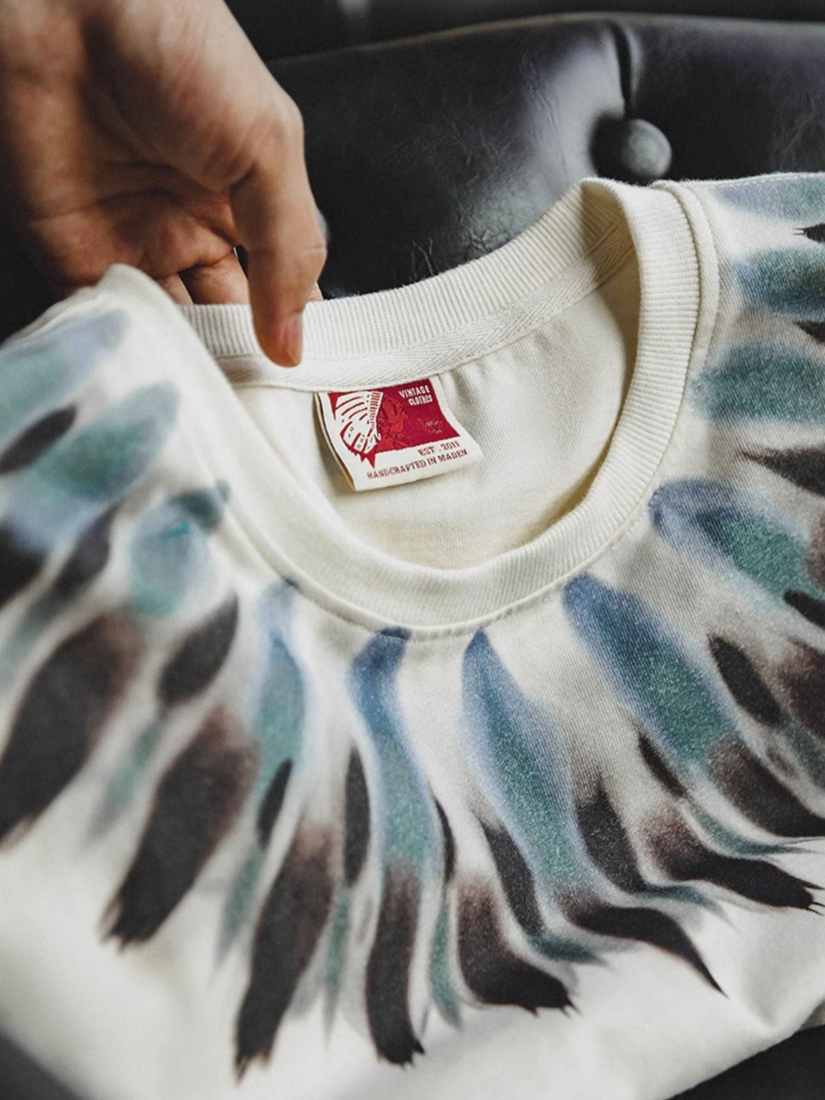 詳細画像:インディアンのイーグルフェザープリントとヴィンテージサンダーバードトーテムの詳細図