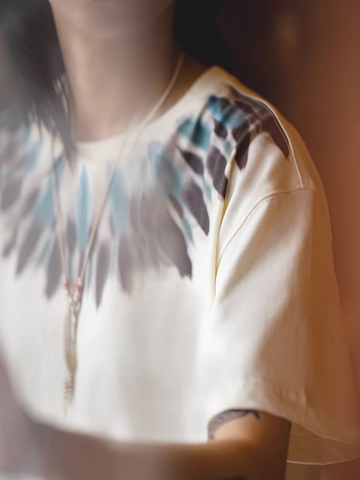 モデル画像:モデルが着用したアメリカンヴィンテージ風インディアンスタイルプリントコットンTシャツの展示