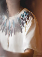 モデル画像:モデルが着用したアメリカンヴィンテージ風インディアンスタイルプリントコットンTシャツの展示