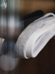 灰色 純綿 ドロップショルダー Tシャツの織物と縫製詳細特写。