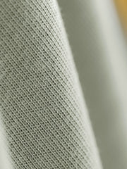 詳細画像: ギャザーのディテールとスリムフィットデザイン