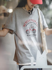 モデルがPESSOA CLUBのバイクプリント半袖Tシャツを着用し、カジュアルなスタイルを披露