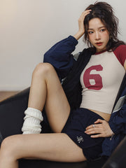 モデルがPESSOA CLUBの赤白カラーブロックナンバープリントクロップTシャツを着用し、カジュアルなスタイルを披露