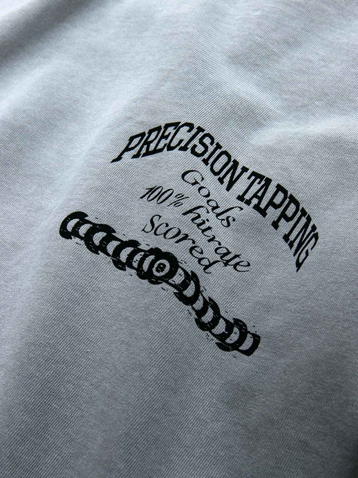 製品画像: アメカジグラデーションウォッシュ英字プリント長袖Tシャツの平置き画像
詳細画像: 長袖Tシャツの胸元英字プリントのディテール画像