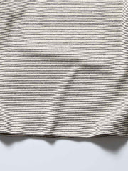 ストライプのディテールと袖口のデザイン