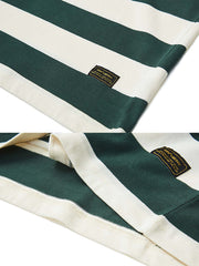 グリーン&ホワイトのストライプパターンと船員襟のクローズアップ、高品質なコットン素材の質感が確認できる。