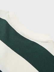 グリーン&ホワイトのストライプパターンと船員襟のクローズアップ、高品質なコットン素材の質感が確認できる。