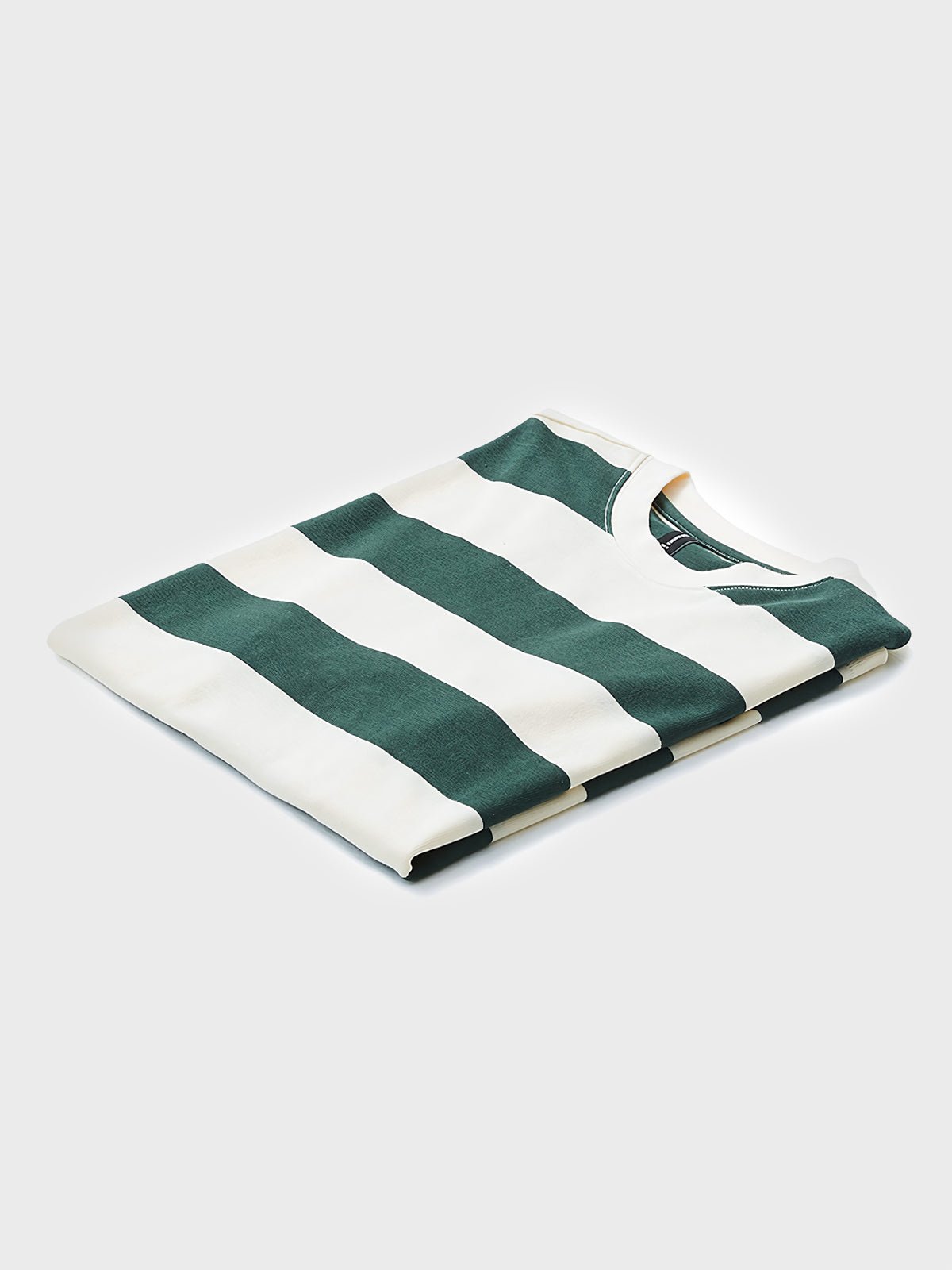 グリーン&ホワイトのストライプパターンと船員襟のクローズアップ、高品質なコットン素材の質感が確認できる。