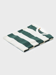 グリーン&ホワイトのストライプパターンと船員襟のクローズアップ、高品質なコットン素材の質感が確認できる。