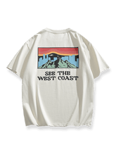 西海岸風景プリントが施された半袖Tシャツ、クラシックなラウンドネックでデザインされています。