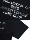 Tシャツのプリント部分のクローズアップ、耐久性のある白い文字が特徴。