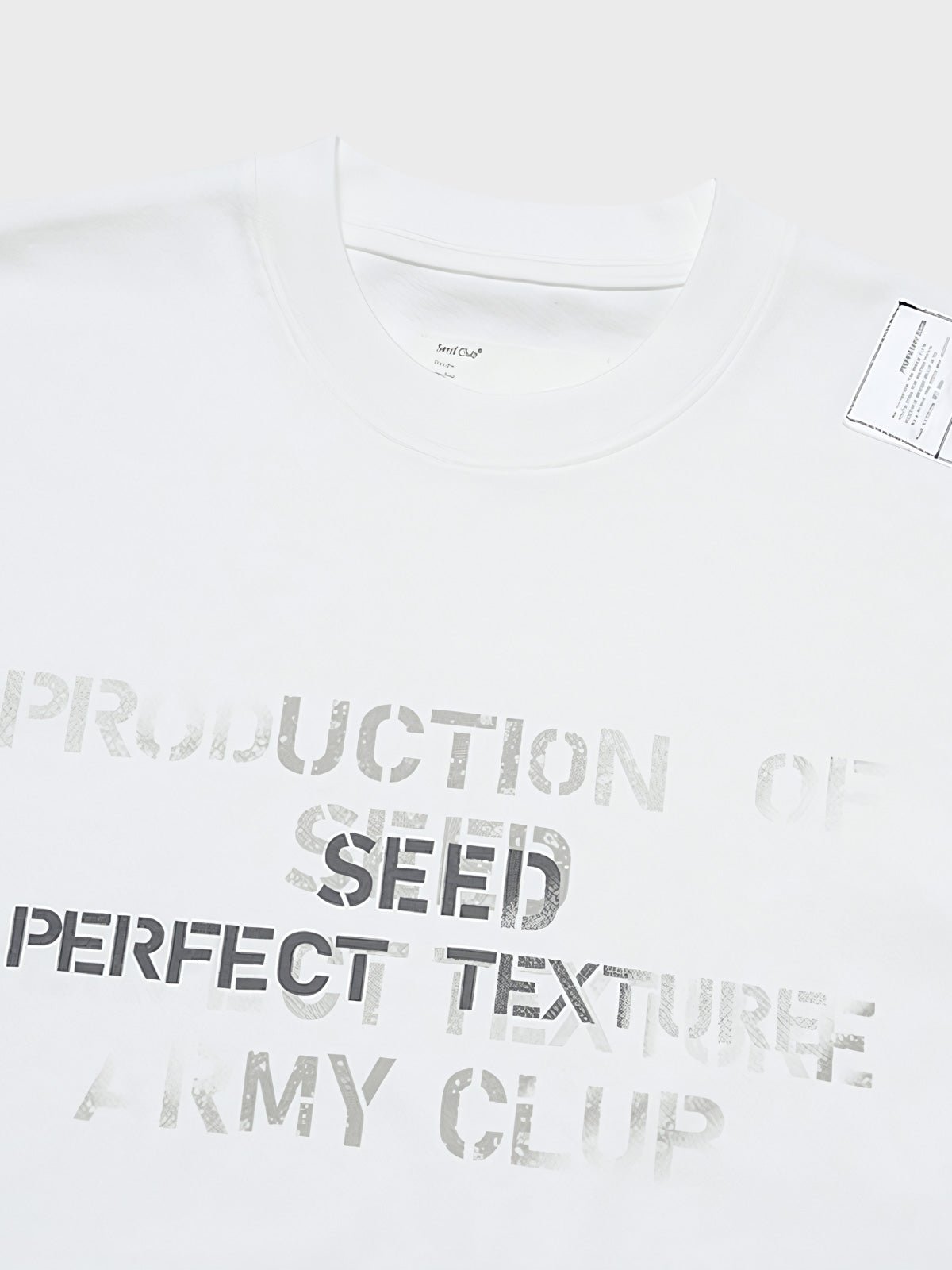 Tシャツのプリント部分のクローズアップ、耐久性のある白い文字が特徴。