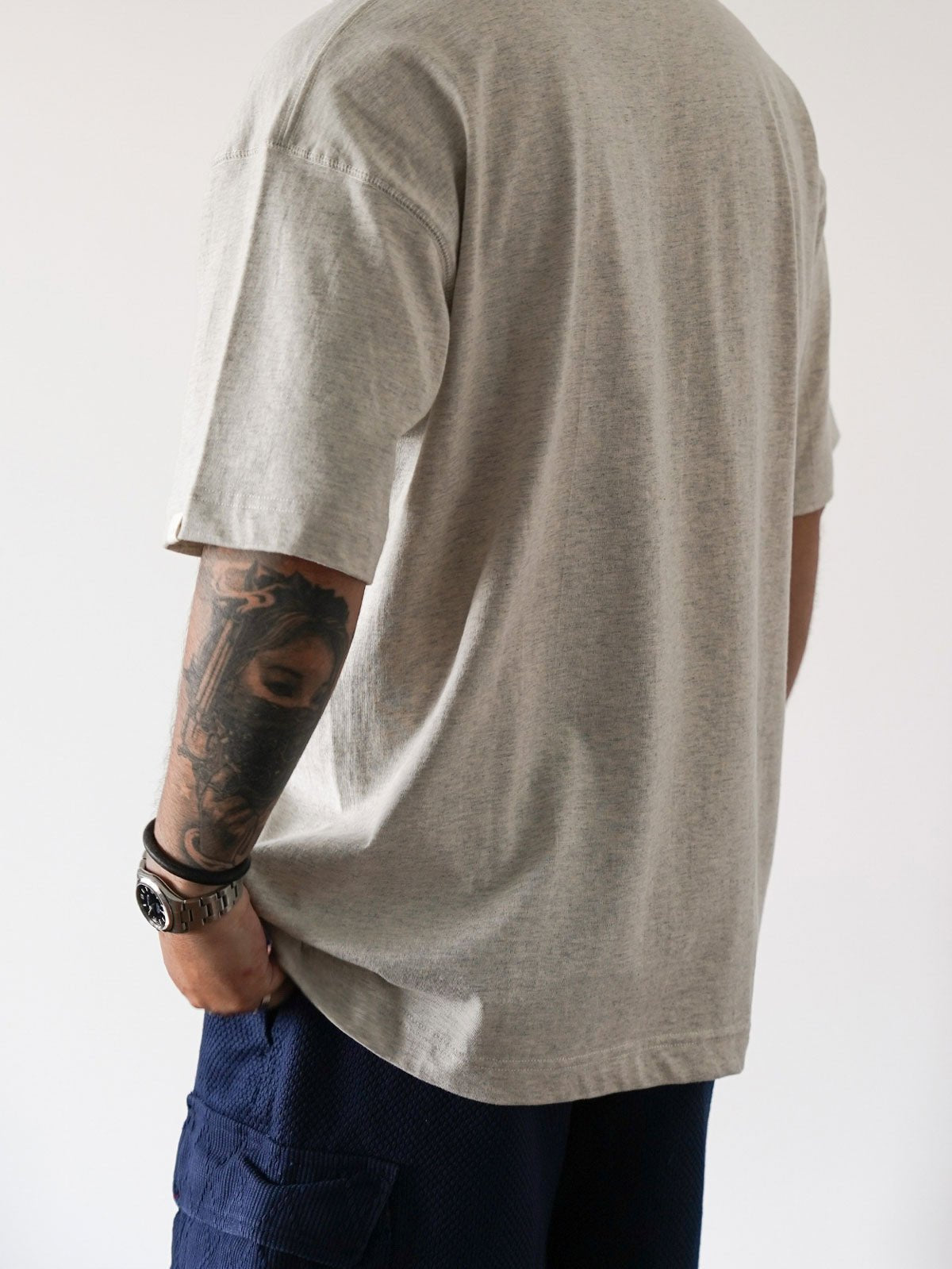 モデルが着用したアシンメトリーダブルポケットペイズリープリント半袖Tシャツのスタイリング例