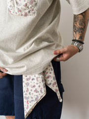 モデルが着用したアシンメトリーダブルポケットペイズリープリント半袖Tシャツのスタイリング例