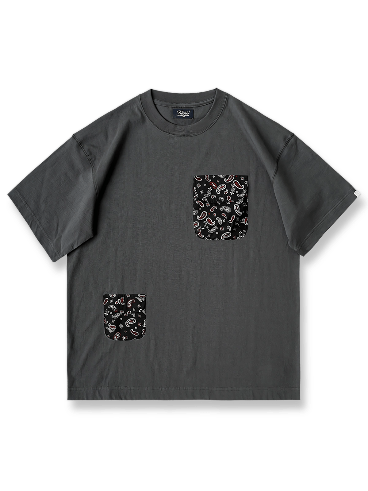 アシンメトリーダブルポケットペイズリープリント半袖Tシャツの全体像