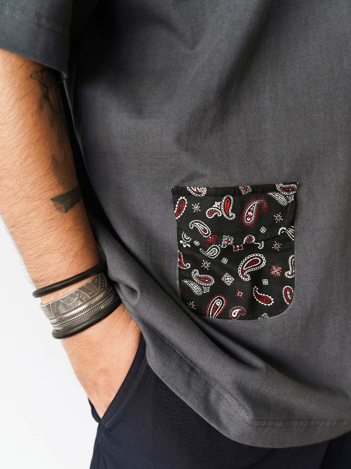 モデルが着用したアシンメトリーダブルポケットペイズリープリント半袖Tシャツのスタイリング例