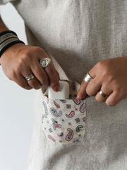 モデルが着用したアシンメトリーダブルポケットペイズリープリント半袖Tシャツのスタイリング例