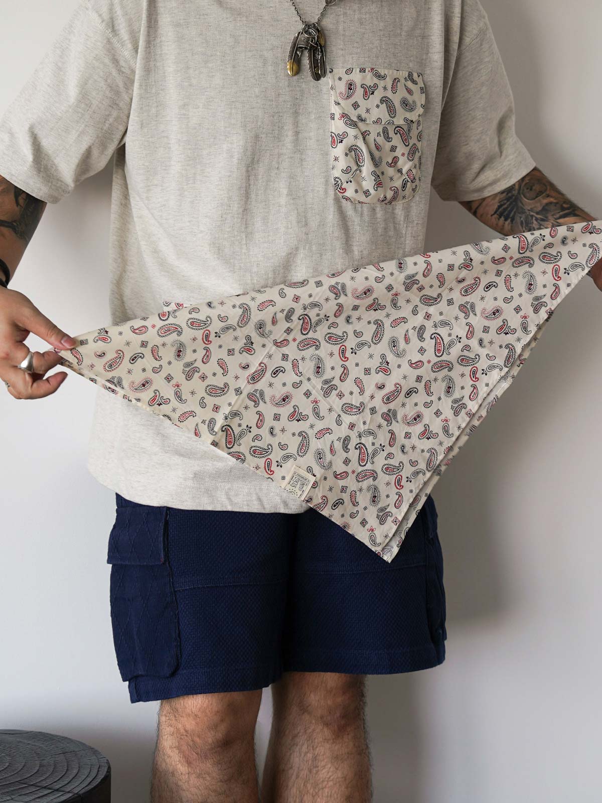 モデルが着用したアシンメトリーダブルポケットペイズリープリント半袖Tシャツのスタイリング例