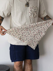 モデルが着用したアシンメトリーダブルポケットペイズリープリント半袖Tシャツのスタイリング例