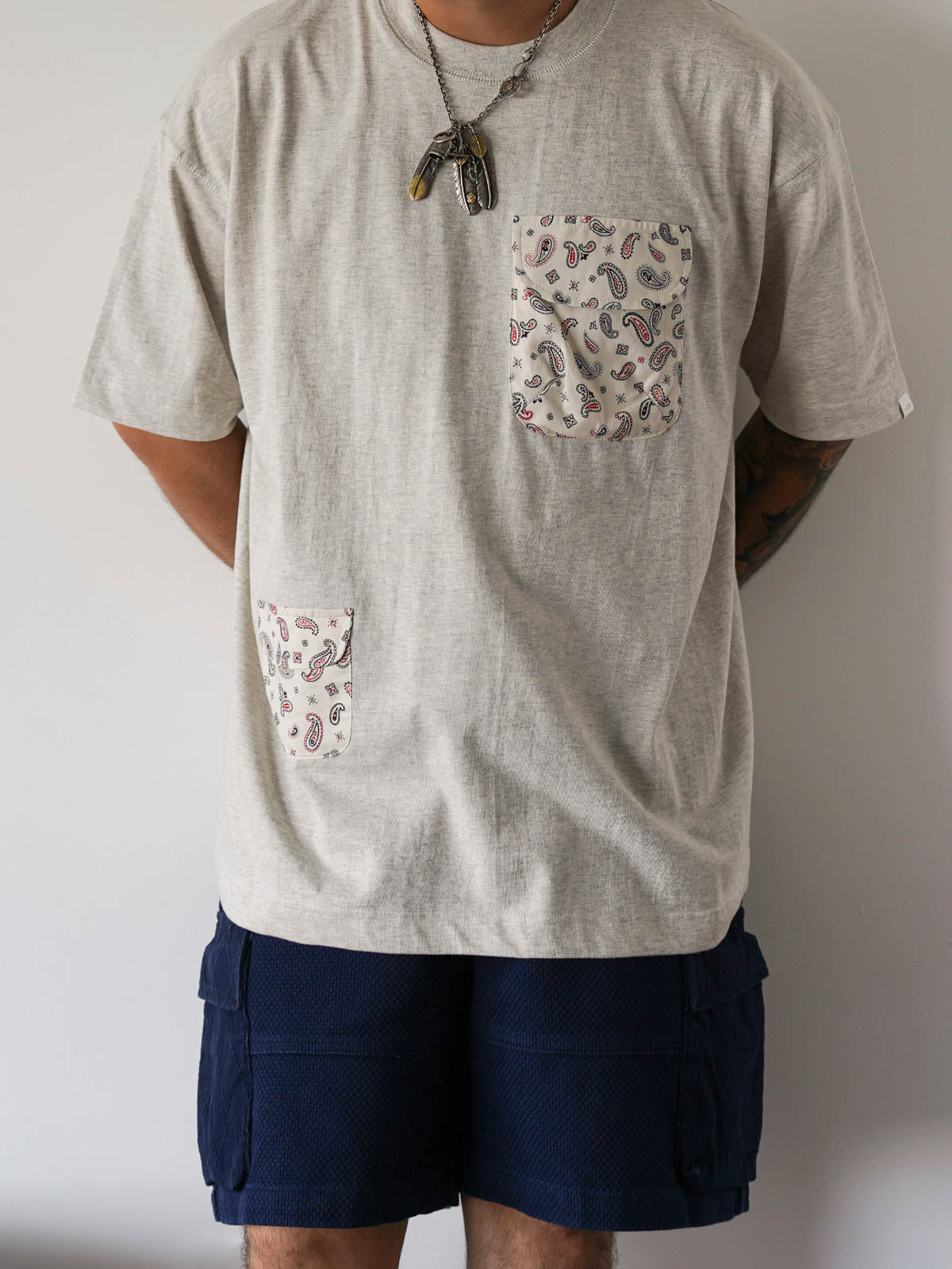 モデルが着用したアシンメトリーダブルポケットペイズリープリント半袖Tシャツのスタイリング例