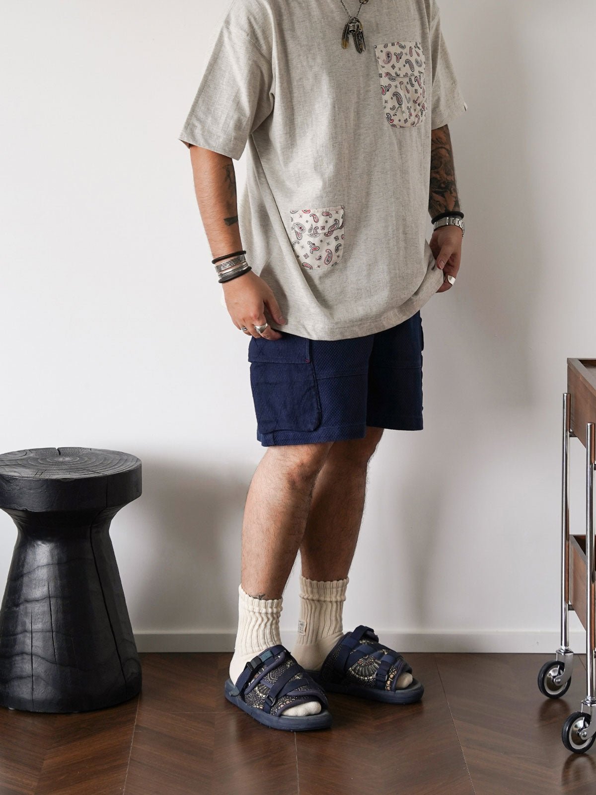 モデルが着用したアシンメトリーダブルポケットペイズリープリント半袖Tシャツのスタイリング例