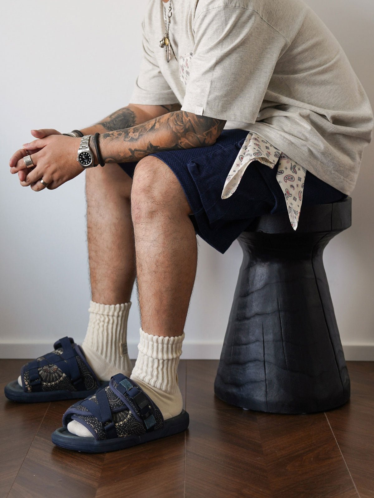 モデルが着用したアシンメトリーダブルポケットペイズリープリント半袖Tシャツのスタイリング例