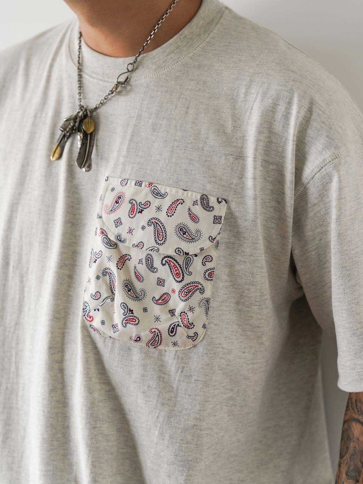 モデルが着用したアシンメトリーダブルポケットペイズリープリント半袖Tシャツのスタイリング例