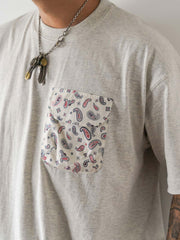 モデルが着用したアシンメトリーダブルポケットペイズリープリント半袖Tシャツのスタイリング例