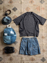 カラーコンビネーションと刺繍のディテール