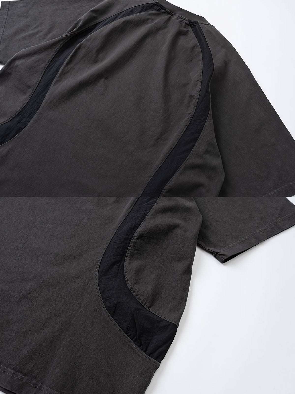 カラーコンビネーションと刺繍のディテール