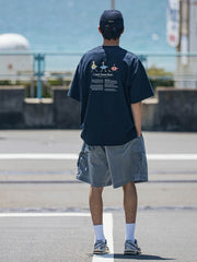 サーフィン趣味のプリントTシャツを着用したモデル