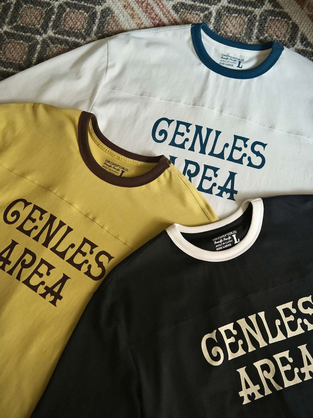 1950年代のヴィンテージサッカーTシャツにインスピレーションを得たフットボールカルチャープリントTシャツのフロントビュー。特徴的な花体ロゴのプリントが目を引くデザイン。