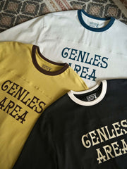 1950年代のヴィンテージサッカーTシャツにインスピレーションを得たフットボールカルチャープリントTシャツのフロントビュー。特徴的な花体ロゴのプリントが目を引くデザイン。