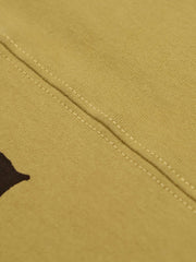 フットボールカルチャープリントTシャツの首元の小さなカラーデザインとダブルニードルショルダーラインのクローズアップ。耐久性と形状の持続性に優れたディテールが見える。