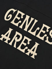 フットボールカルチャープリントTシャツの首元の小さなカラーデザインとダブルニードルショルダーラインのクローズアップ。耐久性と形状の持続性に優れたディテールが見える。