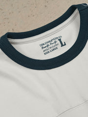 フットボールカルチャープリントTシャツの首元の小さなカラーデザインとダブルニードルショルダーラインのクローズアップ。耐久性と形状の持続性に優れたディテールが見える。