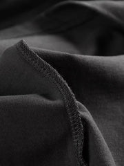 製品画像: インディアン刺繍が施されたコットンロングスリーブTシャツの全体像
詳細画像: インディアン刺繍のディテールとコットン生地の質感を強調したショット