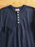产品画像
アメカジ ヘンリーネックTシャツの全体画像。ヴィンテージ感のあるデザインとアメリカンピマコットンの質感が強調されています。
詳細画像
ヘンリーネックTシャツのディテール画像。三本針リブの襟元や、成衣洗い加工された生地の質感をクローズアップで紹介。