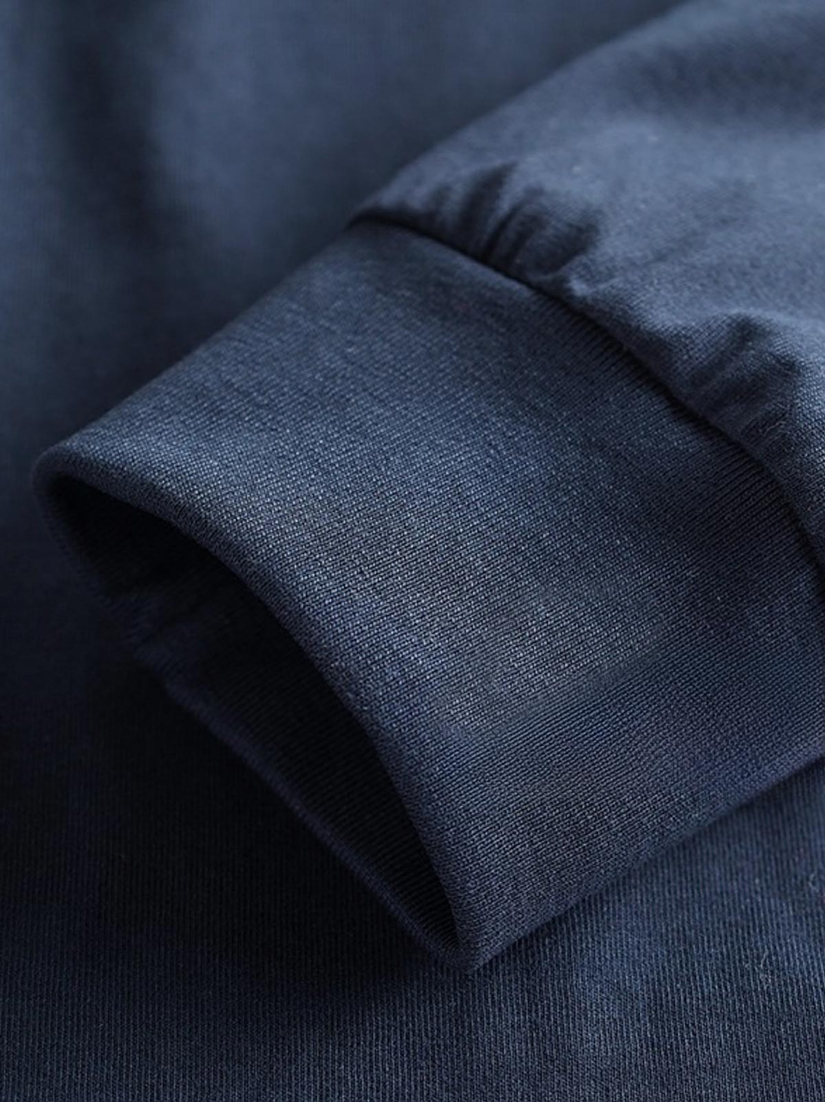 产品画像
アメカジ ヘンリーネックTシャツの全体画像。ヴィンテージ感のあるデザインとアメリカンピマコットンの質感が強調されています。
詳細画像
ヘンリーネックTシャツのディテール画像。三本針リブの襟元や、成衣洗い加工された生地の質感をクローズアップで紹介。